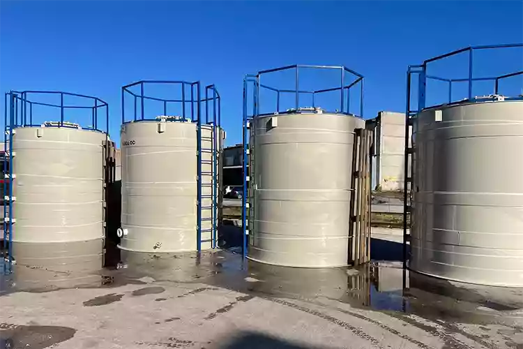 Вертикальные баки пластиковые для очищенной воды